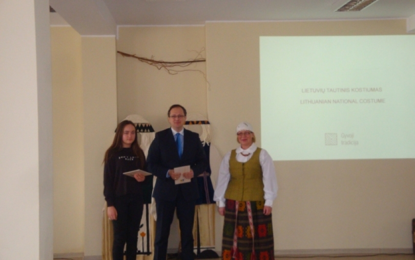 B. Ropės padėkomis apdovanotos Sasnavos pagrindinės mokyklos konkurso nugalėtojos